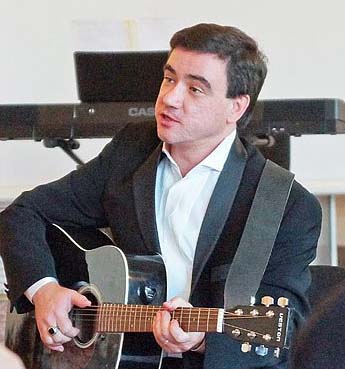 незрячий музыкант, актер Алексей Попов